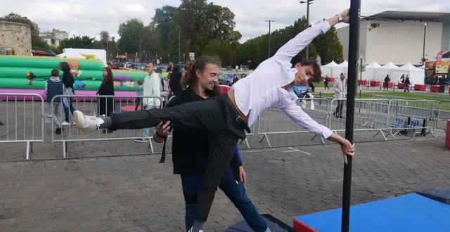 photo  nathan a découvert le mât chinois avec un professionnel du plongeoir-cité du cirque.  &copy;  ouest-france 