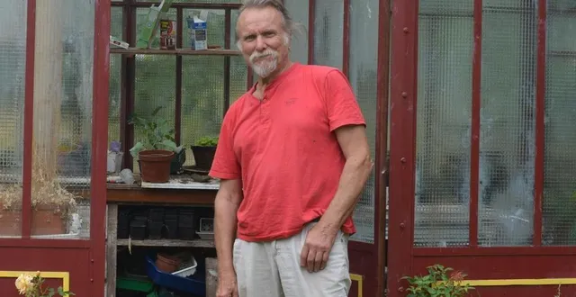 photo  philippe ménard dans son jardin : « le jardin, l’atelier, la maison forment un ensemble apaisant, propice à la création ».  &copy;  archives 