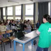 photo julie briand (en arrière-plan) et françoise fournier, infirmière scolaire retraitée, ont expliqué aux nouveaux collégiens, ce qu’est la mucoviscidose.