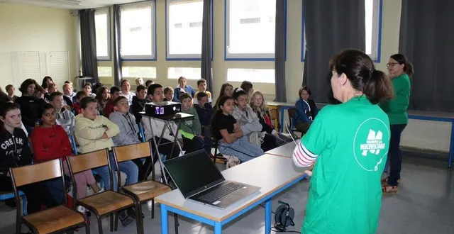 photo  julie briand (en arrière-plan) et françoise fournier, infirmière scolaire retraitée, ont expliqué aux nouveaux collégiens, ce qu’est la mucoviscidose.  &copy;  ouest-france 