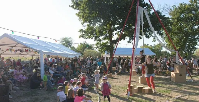 photo  les spectateurs découvrent la compagnie du trépied. 
