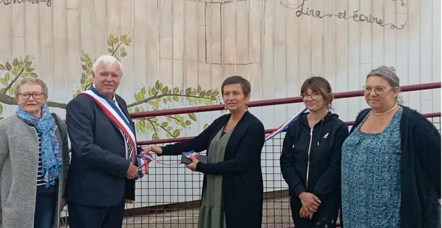 photo  de gauche à droite : jeannette jolly, ancienne maire ; yves le bouffant, maire ; brigitte le corre, conseillère départementale ; valérie breteau, directrice ; florence nait atmane, conseillère municipale.  &copy;  ouest-france 