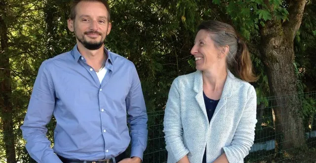 photo  julien moquet (lpo) et agnès roger (cpie) travaillent sur le portrait du territoire.  &copy;  le maine libre 