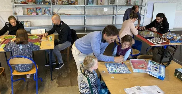 photo  un dimanche après-midi sous le signe des jeux de société, ce 25 septembre 2022, pour les mordus du petit point, avec la nouvelle association meeples en folie à bazouges-cré-sur-loir, dans le sud-sarthe.  &copy;  ouest-france 