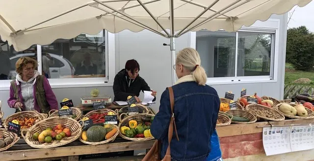photo  un stand de vente de fruits et légumes de carottes et compagnie se tient du lundi au samedi à quelques mètres des terrains cultivés par l’aifr du bocage, rue du mont saint-michel à flers, dans l’orne.  &copy;  ouest-france 