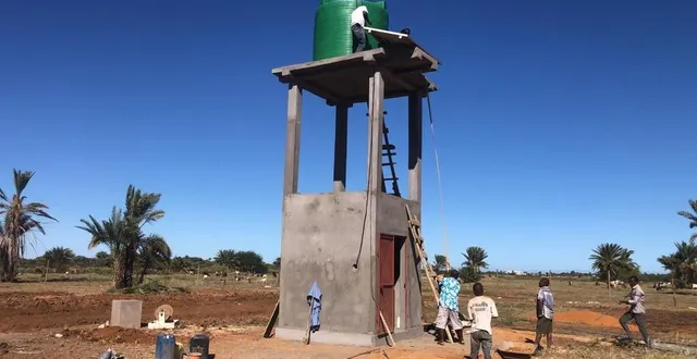 photo  à tuléar, le forage a porté ses fruits et le château d’eau est construit.  &copy;  pour que vive maroala 