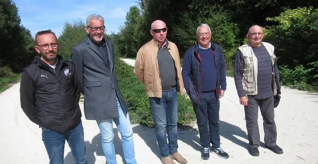 photo  des organisateurs sur la voie verte, à partir de la gauche : stéphane périnet, référent associations à la ferté-macé ; philippe madelaine, chargé de l’attractivité à la ferté-macé ; didier simon, directeur de bagnoles-de-l’orne tourisme ; guy midy, adjoint chargé des associations à la ferté-macé, et patrice bidault, adjoint au maire de lonlay-le-tesson.  &copy;  ouest-france 
