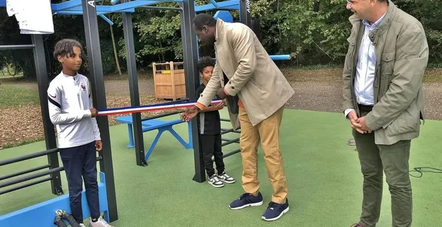 photo  le conseiller municipal abdelkader junior hadji a coupé le ruban tricolore sur l’aire de fitness sabolienne, en présence de nicolas renou, adjoint au maire en charge des sports, vendredi 23 septembre 2022.  &copy;  ouest-france 