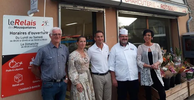 photo  de g. à dr : le maire michel briffault, les gérants silvia et xavier de fleurac, le chef boucher et le manager de rayons.  &copy;  le maine libre 