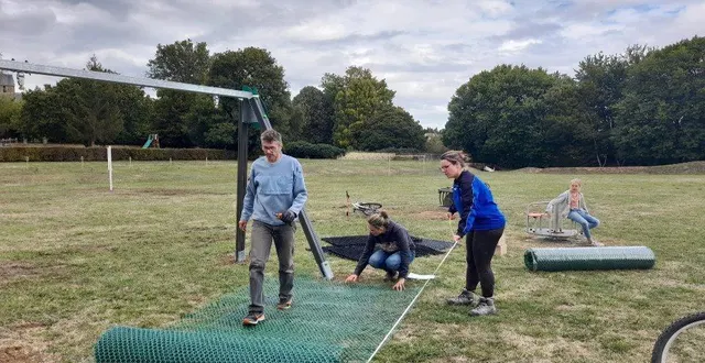 photo  une quarantaine de personnes a participé aux ateliers de la journée citoyenne. sur l’aire de jeu, plusieurs chantiers : poteaux de volley, déplacement d’un but de foot, terrain de pétanque, nettoyage d’un mur, tapis sous les jeux…  &copy;  ouest-france 