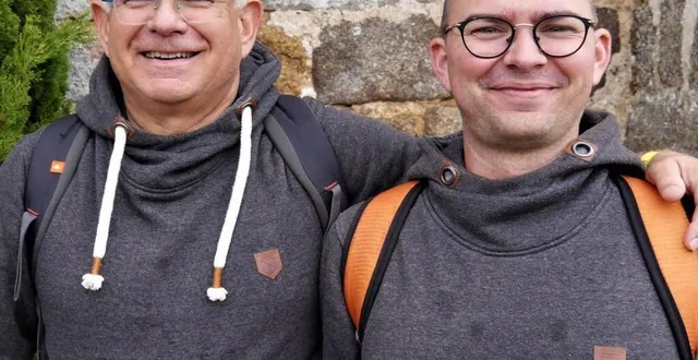 photo  lors de leur boucle de 20 km, les randonneurs françois-xavier  et dominique sempé ont fait une halte culturelle pour l’exposition de sculptures dans l’église romane.  &copy;  ouest-france 