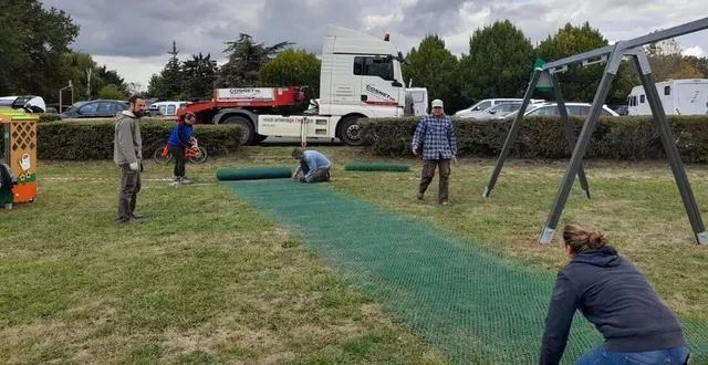 photo  l’installation de tapis de sécurité autour des jeux pour enfants a mobilisé plusieurs volontaires.  &copy;  le maine libre 