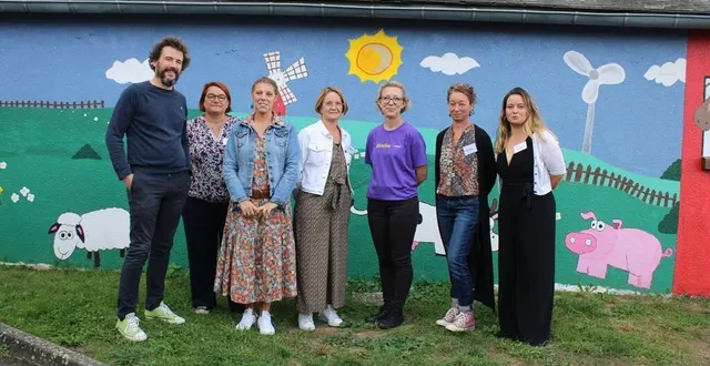 photo  le directeur yohann lebreton, les participantes à la présidence collégiale, isabelle perrin, angélique balland, frédérique bourlisier, marlène yvon, hélène houdayer et céline lenormand, présidente sortante de l’association la ruche centre social de laigné-saint-gervais.  &copy;  ouest-france 