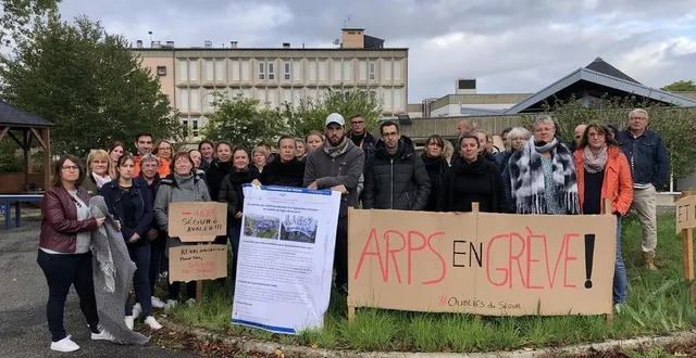 photo  le mouvement de grève a débuté à 9 h devant les locaux de l’arps, situés chemin de montreux à sablé-sur-sarthe.  &copy;  ouest-france 