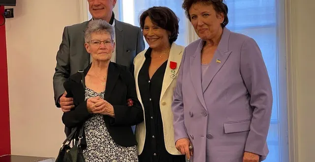 photo  en compagnie de sa mère et de son mari, béatrice pavy-morançais a reçu la légion d’honneur, remise par l’ex-ministre roselyne bachelot.  &copy;  dr 