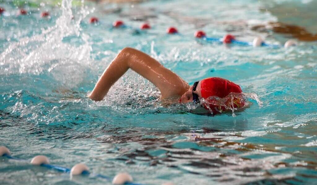 La température de l'eau des piscines de Rennes refroidit certains nageurs -  France Bleu