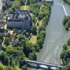 photo une partie de la commune de solesmes, avec l’abbaye saint-pierre et le pont, vue du ciel en 2017.