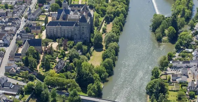 photo  une partie de la commune de solesmes, avec l’abbaye saint-pierre et le pont, vue du ciel en 2017.  &copy;  philippe cherel / archives ouest-france 