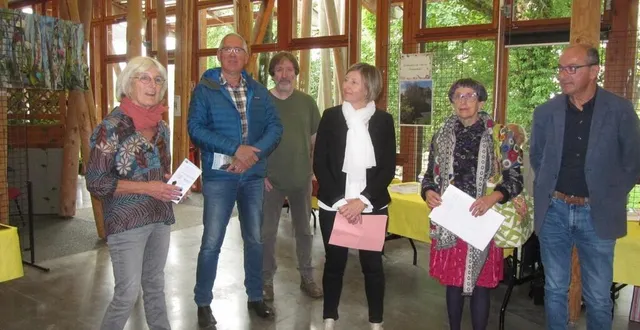 photo  inauguration du salon et vernissage de l’exposition « la carneille en images ». mireille thiesse, présidente des écrivains en suisse normande ; thierry rault, maire de saint-philbert-sur-orne ; charles-erik labadille, invité d’honneur ; anne goualibo, vice-présidente flers agglo, chargée du tourisme ; gine guibout, artiste plasticienne ; alain lange, maire d’athis-val-de-rouvre.   &copy;  ouest-france 