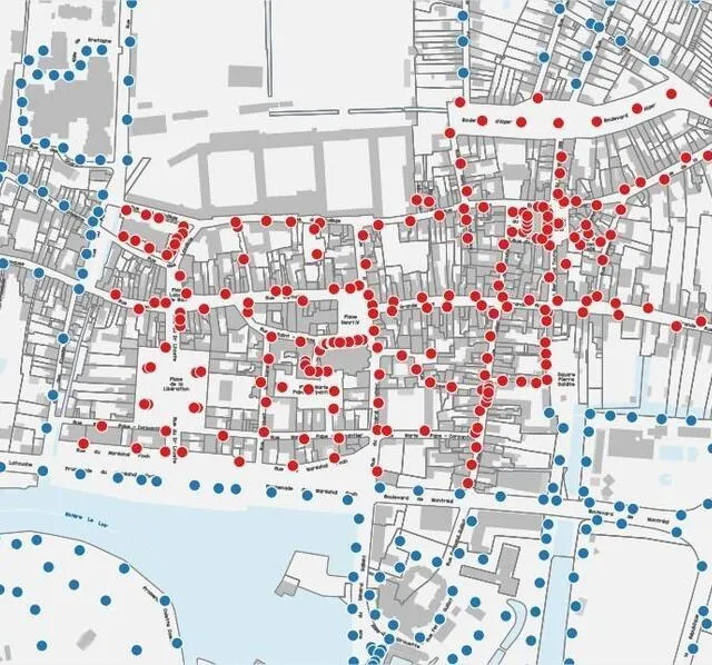 photo ici en rouge, les candélabres du centre-ville. tous les éclairages en dehors de cette zone seront soumis aux règles de la zone extérieure.  ©  la flèche