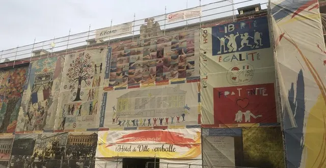 photo  l’aigle bicéphale qui trôné depuis 1957 au fronton de la mairie d’argentan (orne) va rester à sa place.  &copy;  ouest-france 
