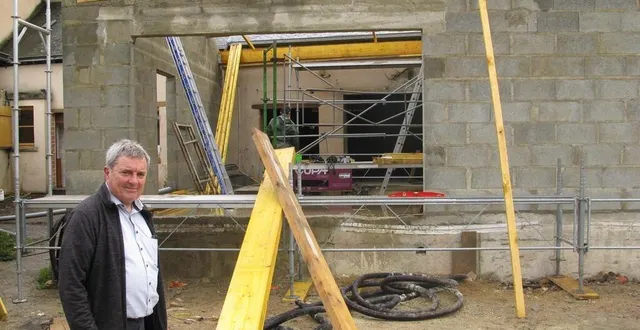 photo  le maire jean-yves denis et le chantier de la future épicerie-bistrot qui doit ouvrir en fin d’année.  &copy;  ouest-france 