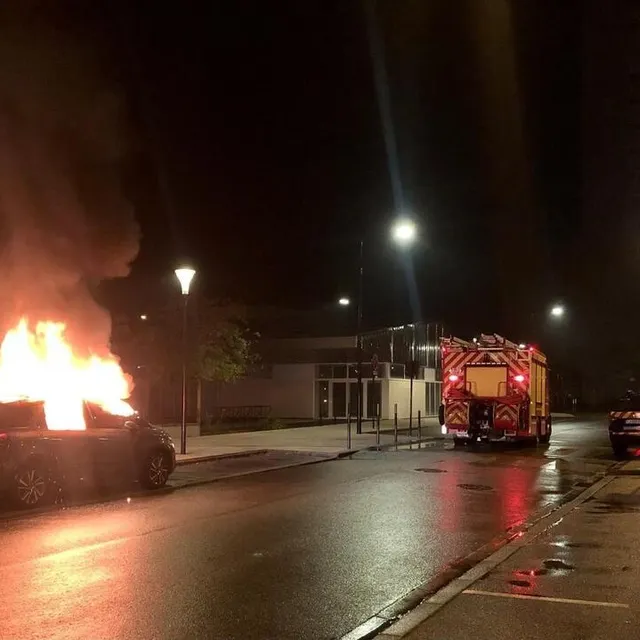 photo au moins une vingtaine de voitures ont brûlé à perseigne.  ©  ouest-france