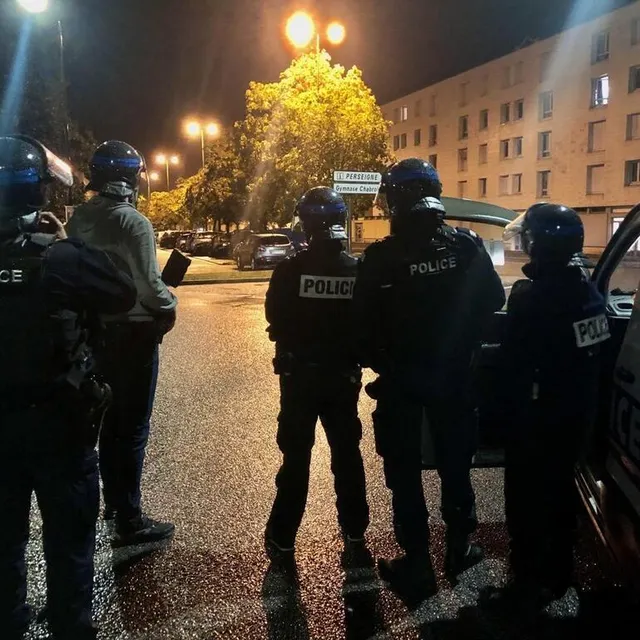 photo un équipage de police est sur place, équipé de casques et de boucliers.  ©  ouest-france