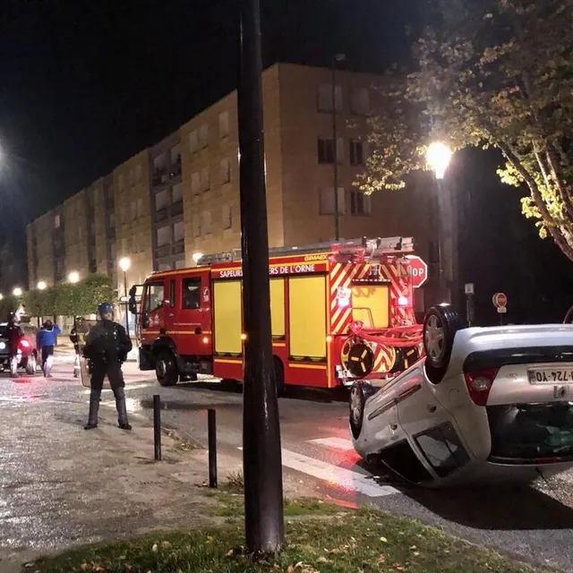 photo une voiture est sur le toit, une vingtaine d’autres ont brûlé, à perseigne.  ©  ouest-france