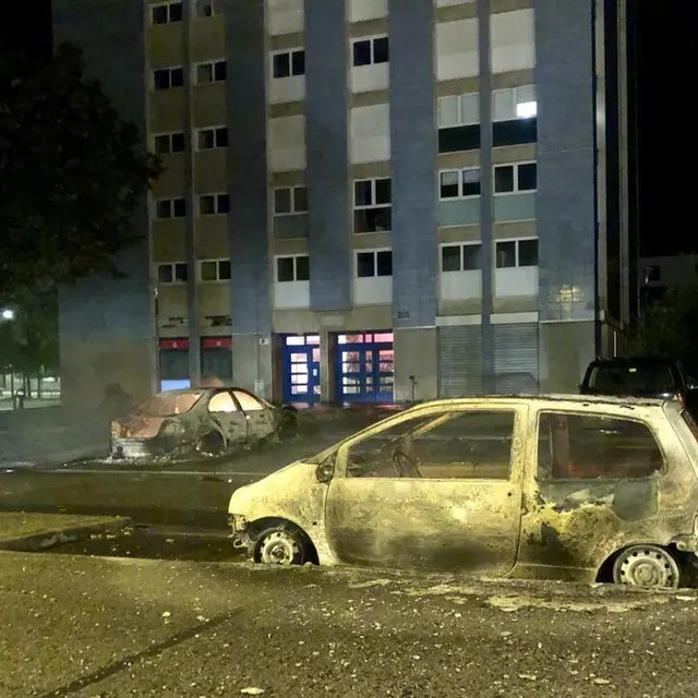 photo des voitures sont en feu à perseigne.  ©  ouest-france