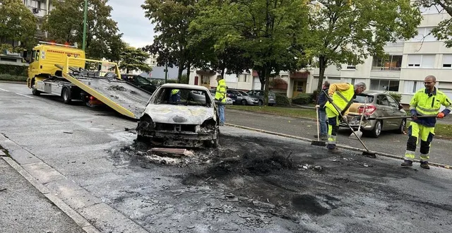 photo  ce mercredi matin, les carcasses des vingt-quatre véhicules incendiés sont retirées de la chaussée.  &copy;  ouest-france 