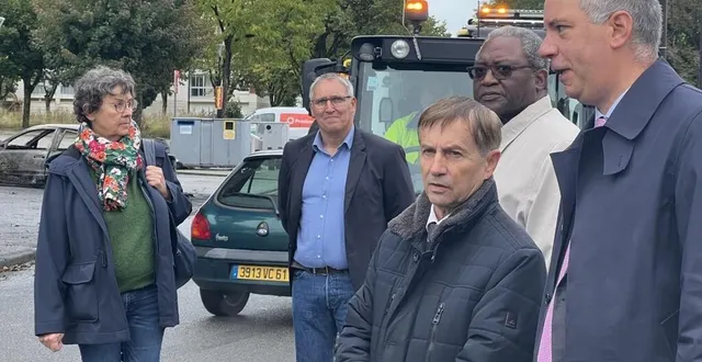 photo  vingt-quatre véhicules ont été incendiés, dans la nuit du 27 au 28 septembre 2022. le maire joaquim pueyo et le préfet sébastien jallet se sont rendus sur place, mercredi.  &copy;  ouest-france 