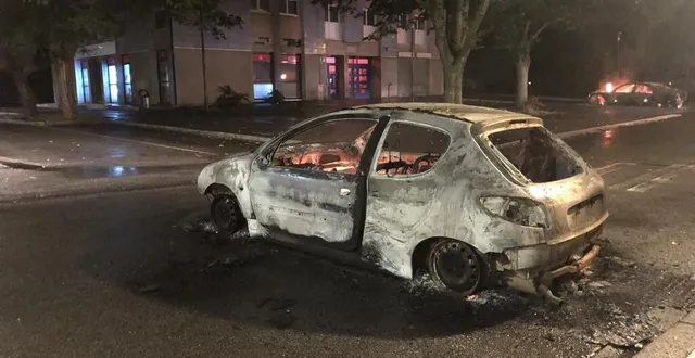 photo  une vingtaine de véhicules ont été incendiés dans le quartier de perseigne au cours de violences urbaines.  &copy;  ouest-france 
