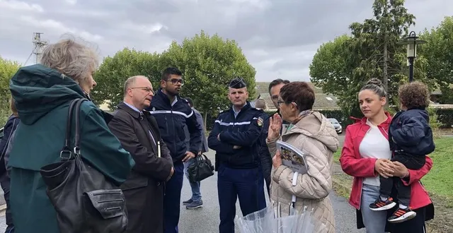 photo  emmanuel aubry, le préfet de la sarthe, a longuement écouté annick davy, fondatrice de l’association alpha sablé, qui œuvre dans le quartier de la rocade.  &copy;  ouest-france 