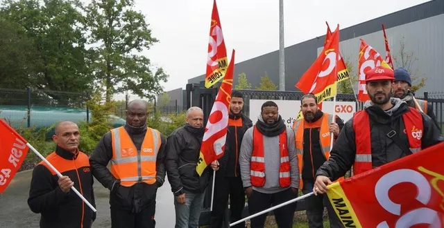 photo  des salariés organisent un barrage filtrant devant le site gxo logistics à saint-jean-de-linières.  &copy;  ouest-france 