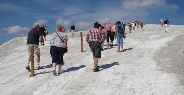 photo  les adhérents à l’assaut d’une montagne de sel camarguaise. 