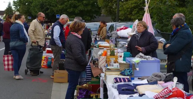 photo  les stands s’étalaient avenue françois-mitterrand.  &copy;  le maine libre 