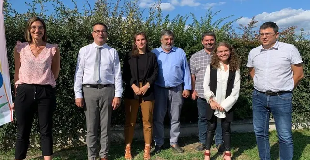 photo  les trois nouvelles agentes, ici avec des élus, sont recrutées pour répondre aux besoins croissants de la communauté de communes.  &copy;  ouest-france 