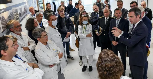 photo  olivier véran a pris le temps d’échanger avec quelques employés seniors de souriau à champagné, en abordant principalement la question de la réforme des retraites.  &copy;  photo le maine libre yvon loué 