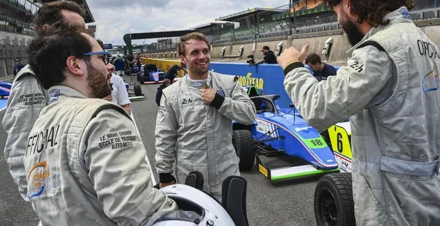 photo  squeezie (au centre) et ses copains ont bénéficié de cinq séances d’entraînements sur le circuit bugatti avant la course.  &copy;  denis lambert 