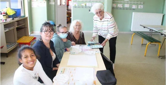 photo  josy here (à droite) explique son art aux premières élèves.  &copy;  le maine libre 