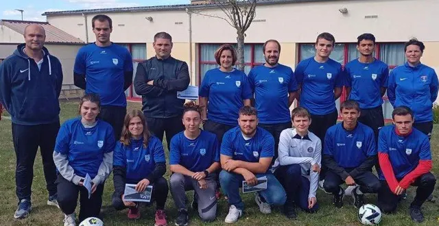 photo  après la théorie, les éducateurs ont encadré un plateau u7.  &copy;  le maine libre 