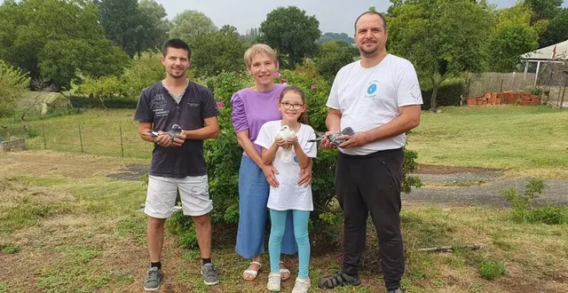 photo  en compagnie de julien chedhomme (à gauche), louise est entourée par ses parents, sandrine et flavien.  &copy;  ouest-france 