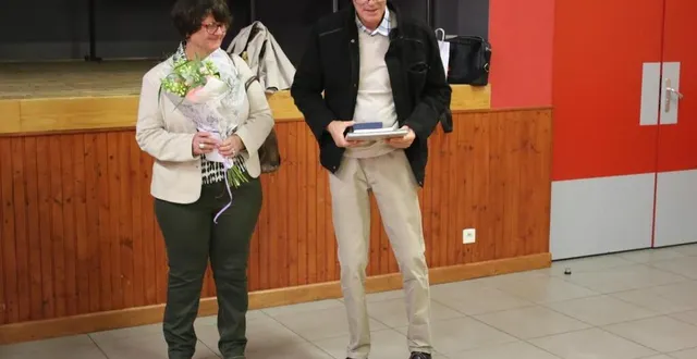 photo  le docteur jacques joubaud, accompagné de son épouse anne, se sont vu respectivement remettre des mains des élus une composition fleurie, une médaille communale et deux ouvrages sur l’historique de la forêt de perseigne.  &copy;  ouest-france 