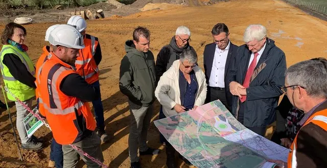 photo  un point sur l’avancée du chantier de la deuxième tranche de travaux de la déviation de vaas a été fait jeudi matin.  &copy;  ouest-france 