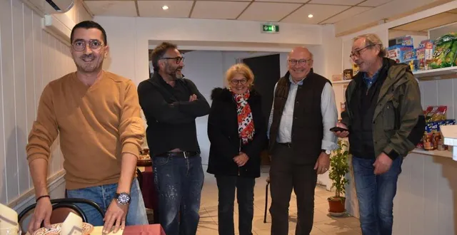 photo  ihsane peaufine son installation aux côtés des élus de la commune.  &copy;  le maine libre 