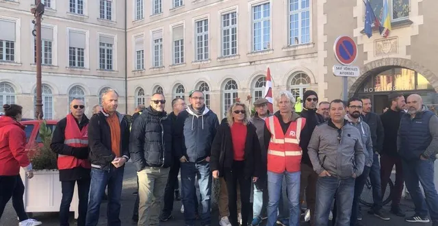 photo  une trentaine d’agents de la setram ont participé au rassemblement organisé par fo.  &copy;  le maine libre 