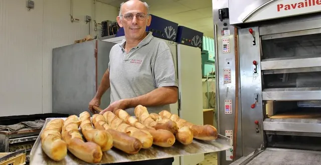 photo  jacky thiélin, 56 ans, passe la main de sa boulangerie située rue du mans, à sablé-sur-sarthe.  &copy;  ouest-france 