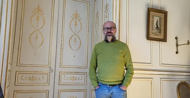 photo  franck legendre, près des peintures qu’il est en train de restaurer dans un château de la région.  &copy;  photo de presse f. legendre 