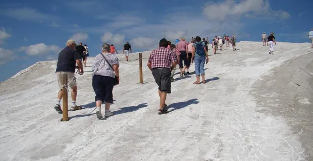 photo  en septembre, l’association a organisé un voyage en camargue auquel ont participé une cinquantaine d’adhérents, ici lors d’une visite des salines d’aigues-mortes.  &copy;  acti loisirs 